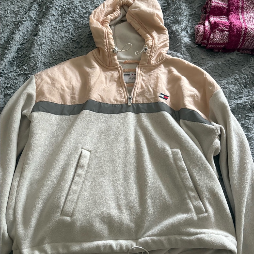 Tommy Hilfiger Women’s Beige and Gray Sweater